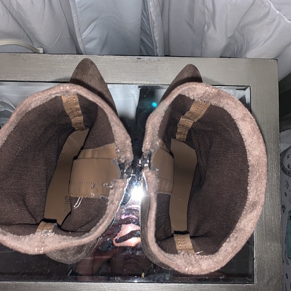 Taupe suede sock like booties - Picture 4 of 5